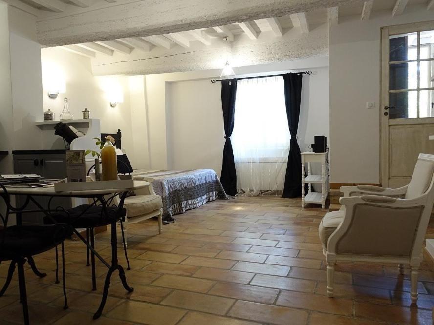 Les Gites Du Domaine De Rhodes Αβινιόν Δωμάτιο φωτογραφία